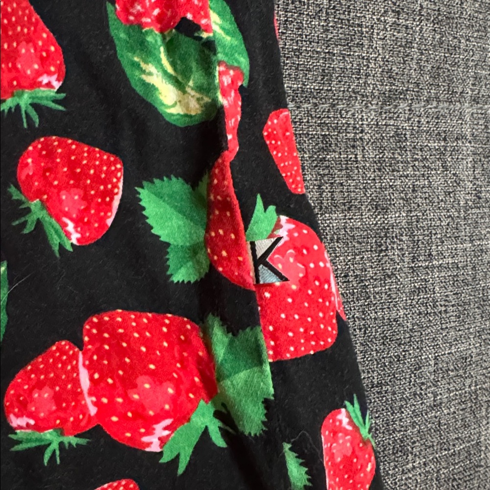 🍓 Kling Strawberry Print High-Waisted Shorts | Retro Novelty Cotton 🍓 - Picture 4 of 8